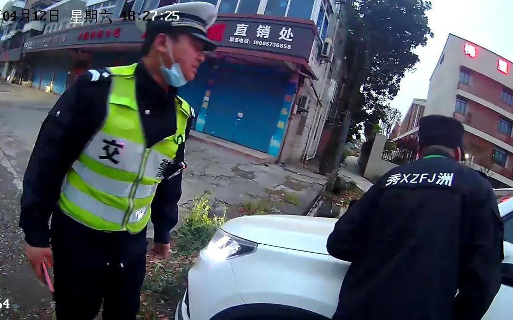 生死瞬间！警民联手破窗救人