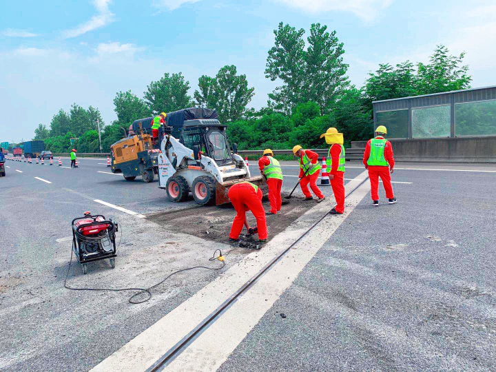 高速路面养护“不打烊””